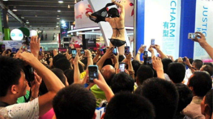 Tha hồ ngắm gái xinh gái đẹp khỏa thân tại lễ hội văn hóa Sex Trung Quốc